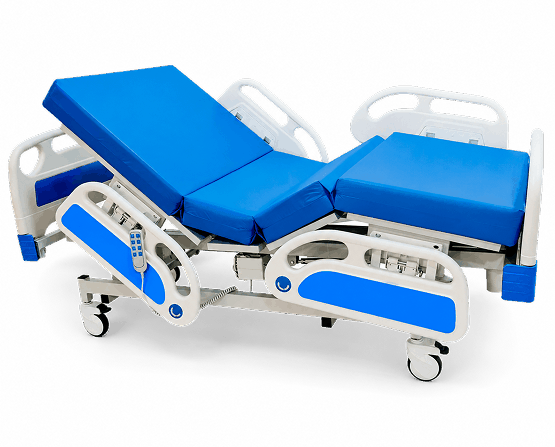 Cama clínica eléctrica con colchón azul articulado en cuatro secciones y barandas ABS blancas y azules con mandos integrados