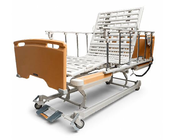 Cama clínica eléctrica con el somier articulado y elevado, barandas laterales metálicas, cabecera y piecera de madera y mando con cable