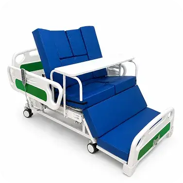 Cama clínica multifuncional con respaldo elevado, mesa auxiliar integrada y barandas verdes